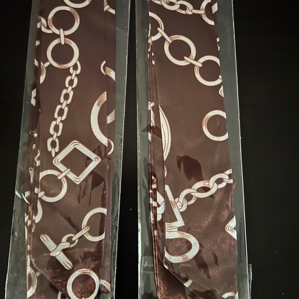 Chain Pattern Brown Scarf